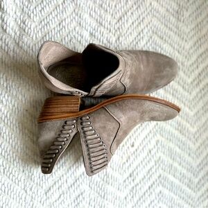Brand: Vince camuto
Size: 7 1/2
Color: gray